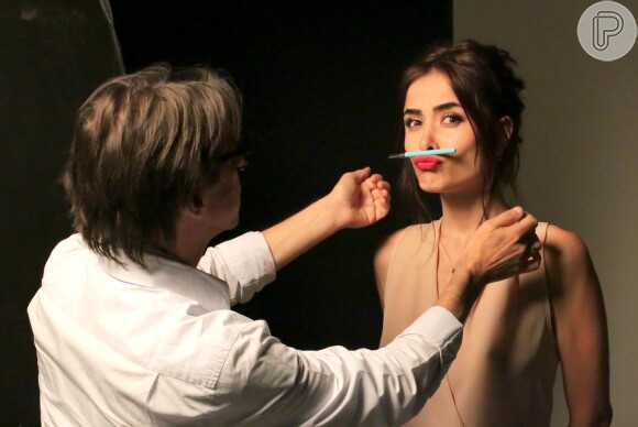 Maria Casadevall equilibrou lápis de maquiagem durante sessão de fotos