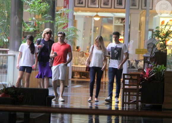 Claudia Raia, Jarbas Homem de Melo e Enzo Celulari passearam no Fashion Mall, shopping do Rio, nesta quarta-feira, dia 26 de agosto de 2015