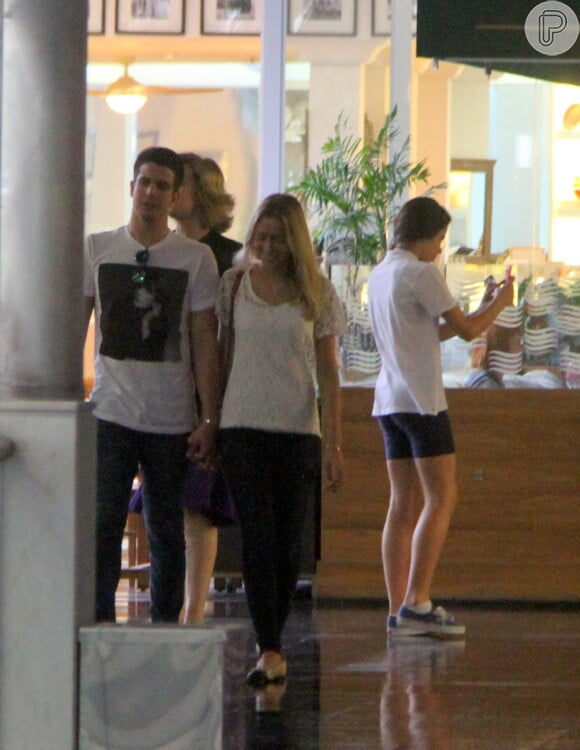 Enzo Celulari e Carol Garson se afastaram do grupo enquanto Claudia Raia, Jarbas Homem de Melo e Sophia fizeram passeio pelo shopping