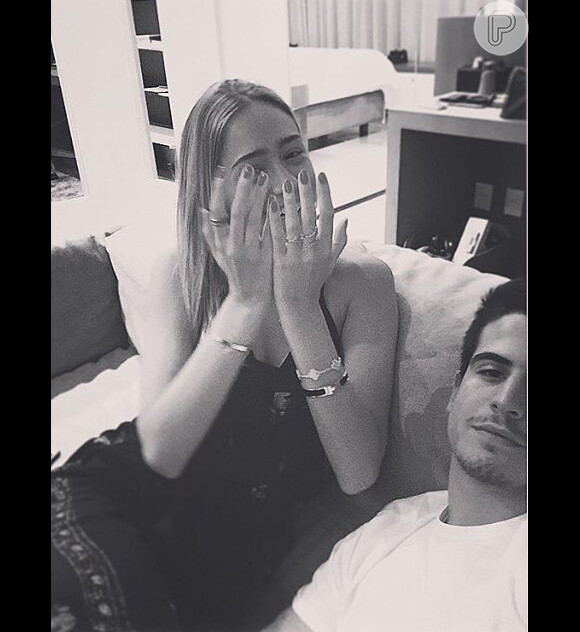 Enzo Celulari postou uma foto ao lado de Carol Garson em seu Instagram há uma semana com a legenda 'coração trancado'