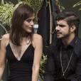 Caio Castro e Maria Casadevall esperam o momento de gravar as cenas de Margot e grego, na novela 'I Love Paraisópolis'