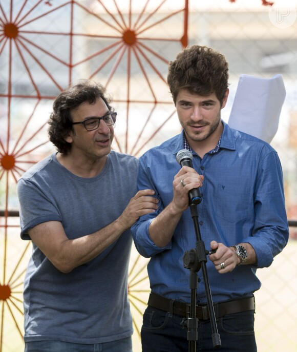 O diretor geral da novela 'I Love Paraisópolis' orienta Maurício Destri na apresentação do show de Levi Lima durante a cena