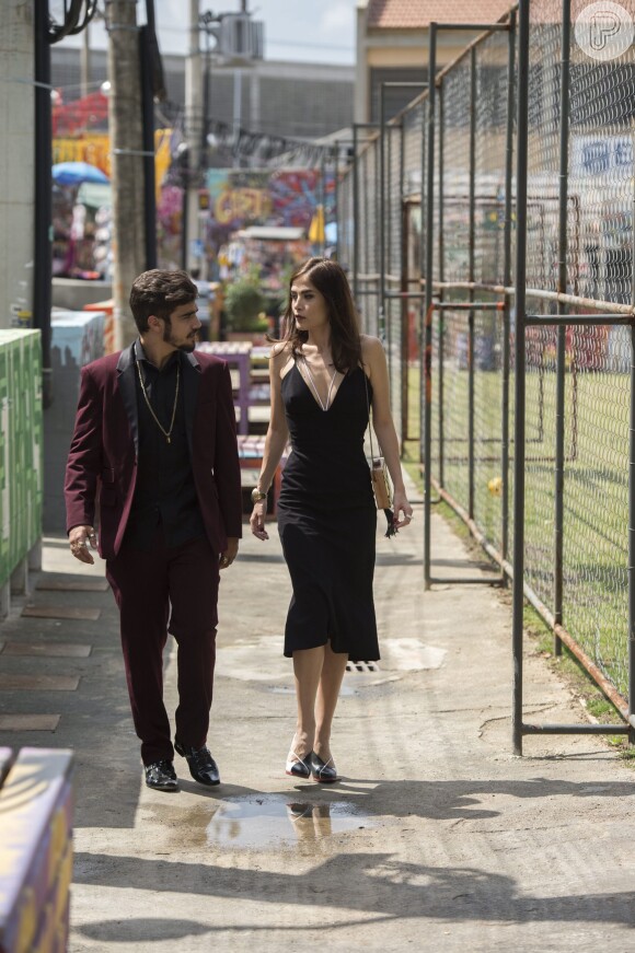 Grego (caio Castro) e Margot (Maria Casadevall) chegam juntos à inauguração do Cebola Brava, na novela 'I Love Paraisópolis'