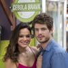 Mari (Bruna Marquezine) e Ben (Maurício Destri) comemoram a inauguração de seu restaurante, na novela 'I Love Paraisópolis'
