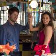 Mari (Bruna Marquezine) e Benjamin (Maurício Destri) inauguram o Cebola Brava, na novela 'I Love Paraisópolis'; as cenas contaram com 200 pessoas entre equipe e elenco, nas gravações que aconteceram em 26 de agosto de 2015