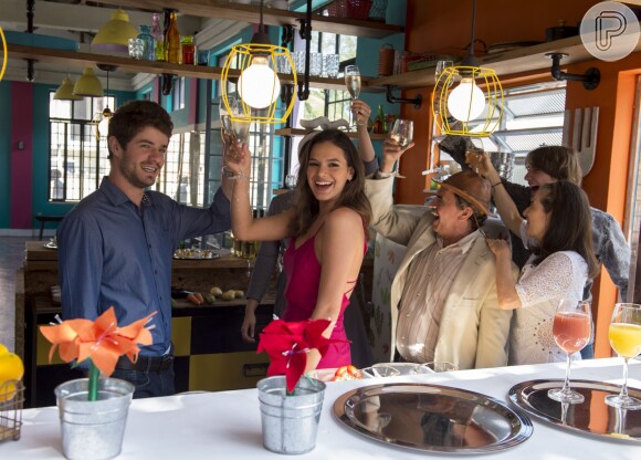 Mari (Bruna Marquezine) e Benjamin (Maurício Destri) inauguram o Cebola Brava, na novela 'I Love Paraisópolis'; as cenas contaram com 200 pessoas entre equipe e elenco, nas gravações que aconteceram em 26 de agosto de 2015