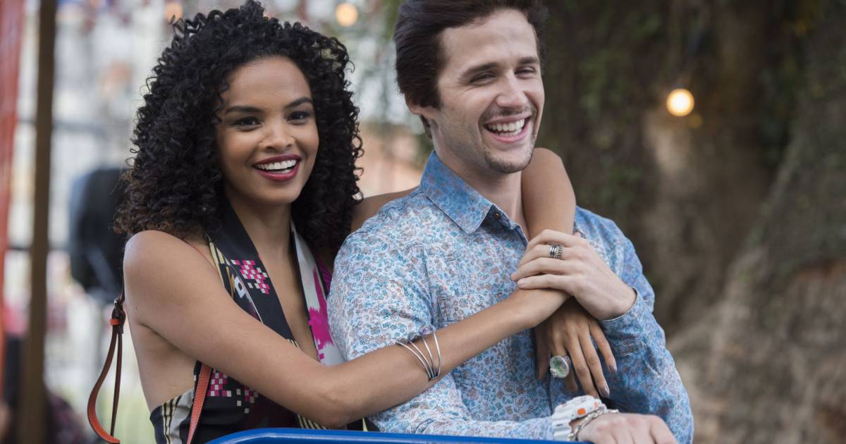 Patrícia (Lucy Ramos) e Lindomar (Gil Coelho) assistem ao ...
