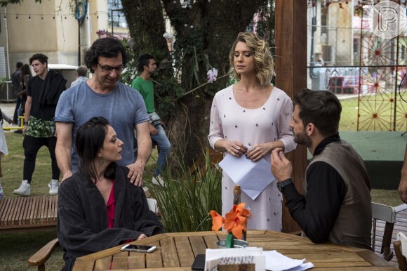 Leticia Spiller, Caroline Abras e Henri Castelli ensaiam uma cena, sob as orientações de Carlinhos Araújo, diretor geral da novela 'I Love Paraisópolis'