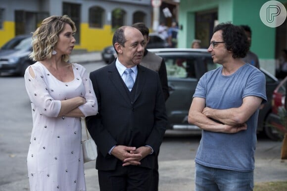 Leticia Spiller e Frank Menezes recebem orientações do diretor geral da novela 'I Love Paraisópolis', Carlinhos Araújo, antes de gravarem suas cenas