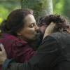 Emília (Ana Beatriz Nogueira) e Bernardo (Felipe Camargo) se beijam ao se reencontratem após mais 20 anos de separação, na novela 'Além do Tempo', em 27 de agosto de 2015