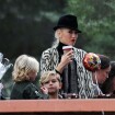 Gwen Stefani passa tarde feliz em família após boatos de crise no casamento