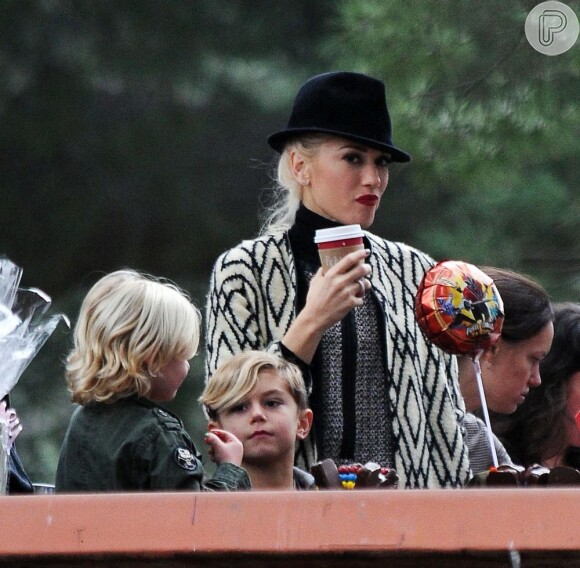 Gwen Stefani levou os filhos, Kingston e Zuma, para uma festa de aniversário em um parque de Los Angeles, neste domingo, 9 de dezembro de 2012