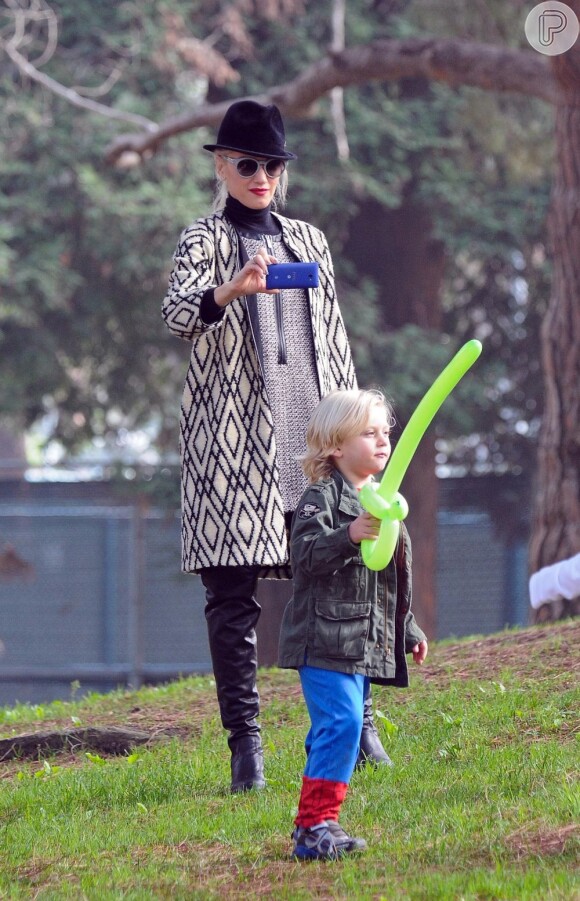 Gwen Stefani não perdeu a chance de registrar o filho mais novo, Zuma, fantasiado
