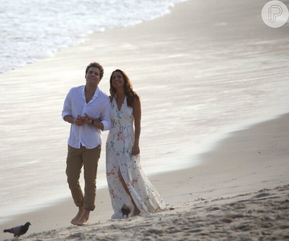 Outro casal que terá um final feliz na novela 'Babilônia' é Vinícius (Thiago Fragoso) e Regina (Camila Pitanga), que gravaram cenas românticas numa praia do Rio de Janeiro