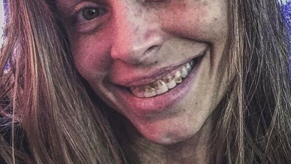 Grazi Massafera surpreende em foto com dentes sujos, caracterizada como Larissa