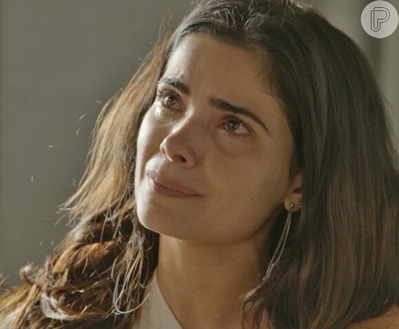 Toia (Vanessa Giácomo) se desespera ao saber que Djanira (Cassia Kis Magro) tem uma doença grave e precisa ser operada urgentemente, na novela 'A Regra do Jogo'
