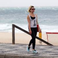 Bruna Linzmeyer caminha para manter boa forma e brinca no balanço em orla do Rio