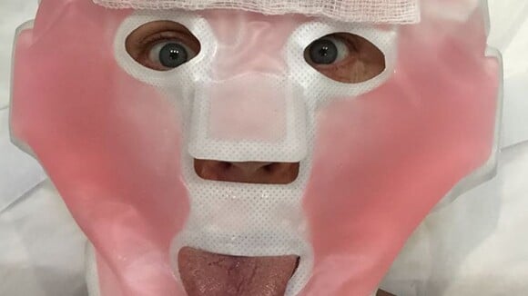 Xuxa posta foto com máscara facial e 'assusta' seguidores. 'Jason?', brinca fã