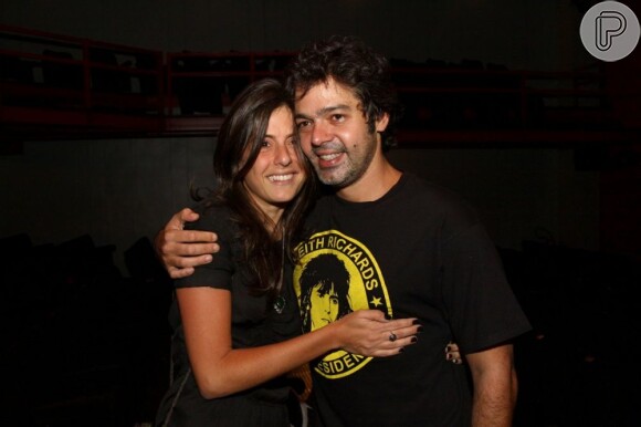 Bruno Mazzeo posou com a namorada, a diretora de novela Joana Jabace, no dia da estreia de seu monólogo 'Sexo, Drogas e Rock'n'Roll', em maio de 2013