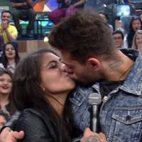 Lucas Lucco beija fã no 'Altas Horas': 'No meu caso, beijo técnico não existe'