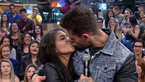 Lucas Lucco beija fã no 'Altas Horas': 'No meu caso, beijo técnico não existe'