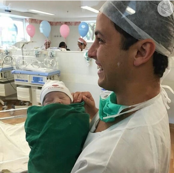 Matheus Braga, marido de Fernanda Gentil, posou orgulhoso com o filho logo após o parto