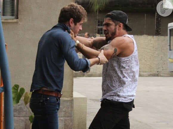 Grego (Caio Castro) vive brigando com Benjamin (Maurício Destri), o mocinho da trama, por causa de Mari (Bruna Marquezine), na novela 'I Love Paraisópolis'