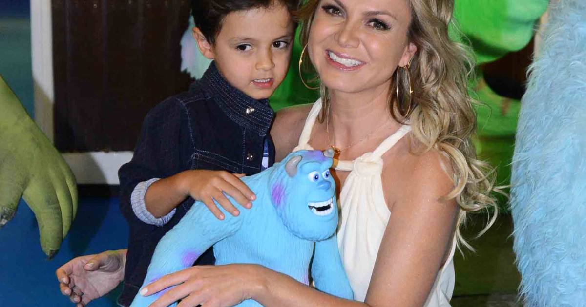 Eliana já apresentou o 'Bom Dia e Cia'. Atualmente, a loira está no ar com o 'Programa da Eliana Eliana já apresentou o 'Bom Dia e Cia'. Atualmente, a loira está no ar com o 'Programa da Eliana