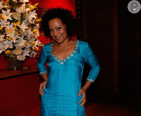Intérprete da mãe de Regina (Camila Pitanga), Virginia Rosa apostou em um vestido azul para a festa