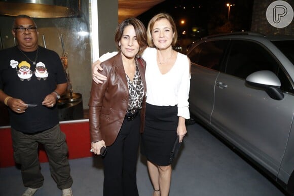 Adriana Esteves e Gloria Pires eram só sorrisos na entrada da festa