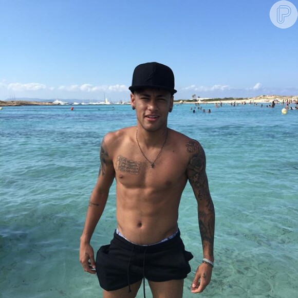 Neymar brinca com o seu estilo de se vestir. 'Relaxado. Eu sou um pouco diferente do resto', disse ele em entrevista à Nike, marca esportiva da qual é garoto propaganda