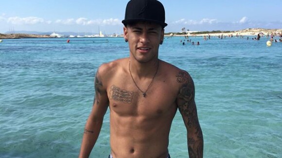 Neymar comenta seu estilo de se vestir: 'Relaxado. Um pouco diferente do resto'