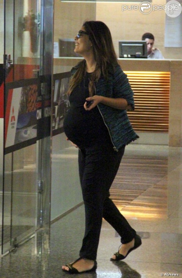 Na reta final da gravidez, Juliana Paes foi flagrada passeando com seu barrigão no shopping