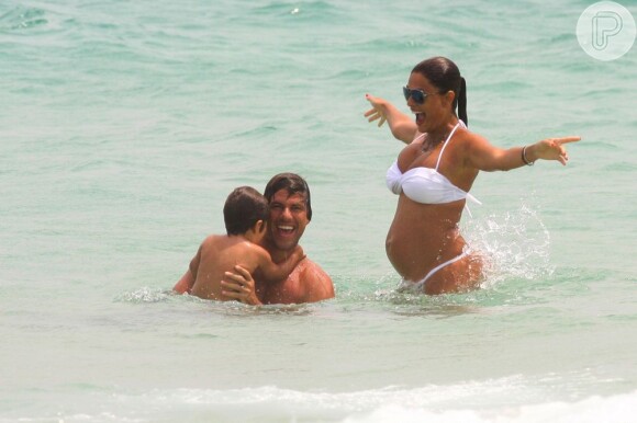 Juliana Paes brinca com o marido e o filho no mar