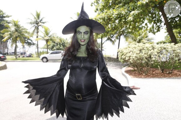 Juliana Paes pintou o rosto de verde e se fantasiou de bruxa para um bloco de rua no Carnaval carioca em 2013
