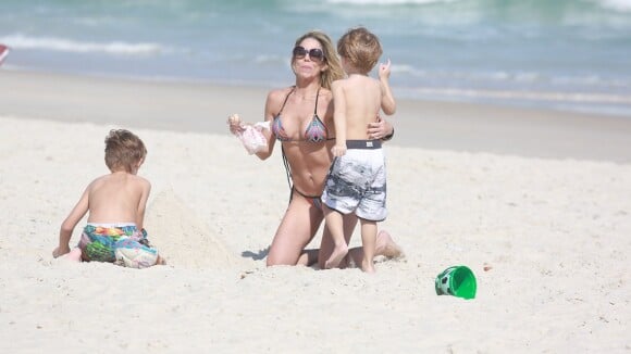Danielle Winits brinca com os filhos, Noah e Guy, na praia e exibe boa forma