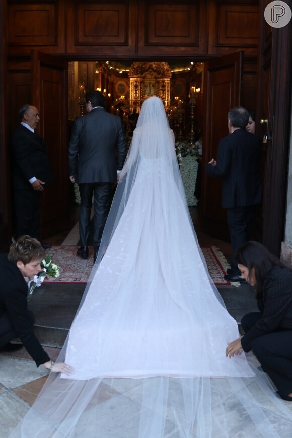 A arquiteta Drielly Nunes, filha do cabeleireiro Wanderley Nunes, se casou com o publicitário João Paulo Testa, na tarde deste sábado, 29 de agosto de 2015