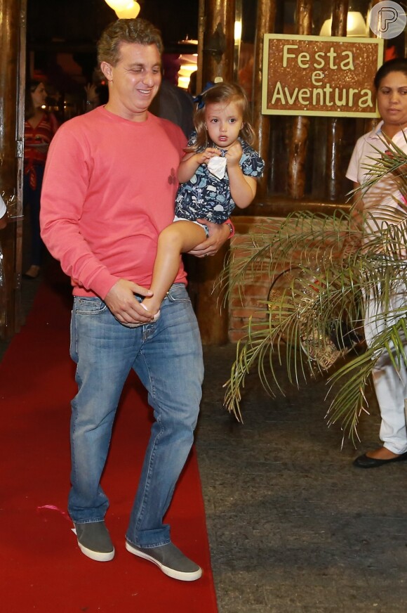 Luciano Huck com Eva, de dois anos, no aniversário dos filhos de Claudia Abreu