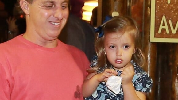 Luciano Huck leva Eva para festa de aniversário de filhos de Cláudia Abreu