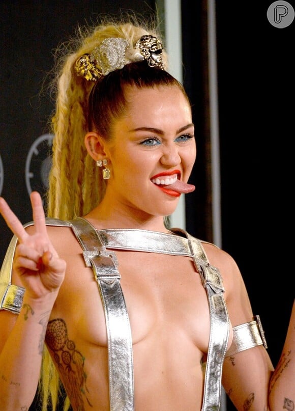 Miley Cyrus faz pose no Video Music Awards, da MTV, em Los Angeles