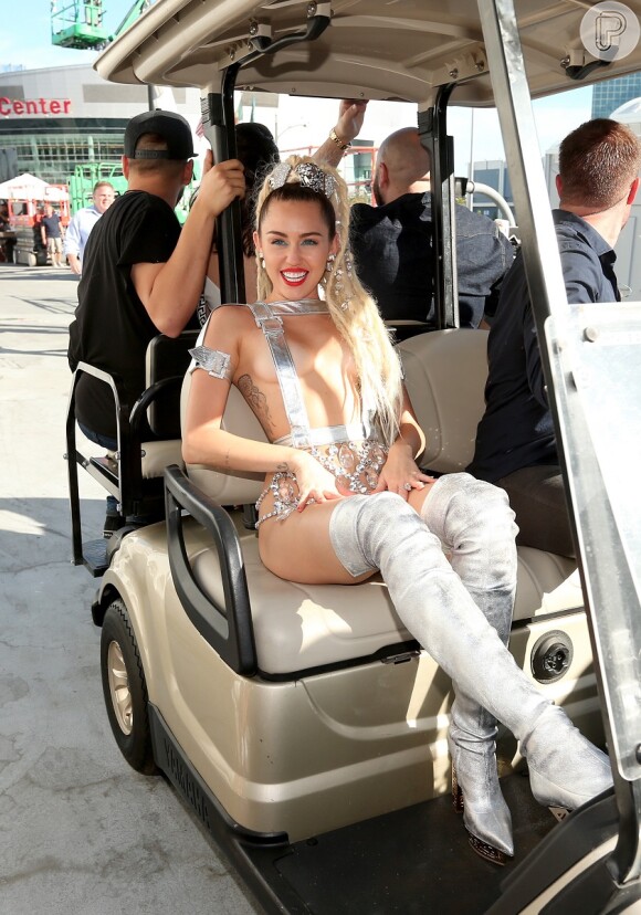 Miley Cyrus se prepara para atrair os flashes no Video Music Awards, da MTV, em Los Angeles