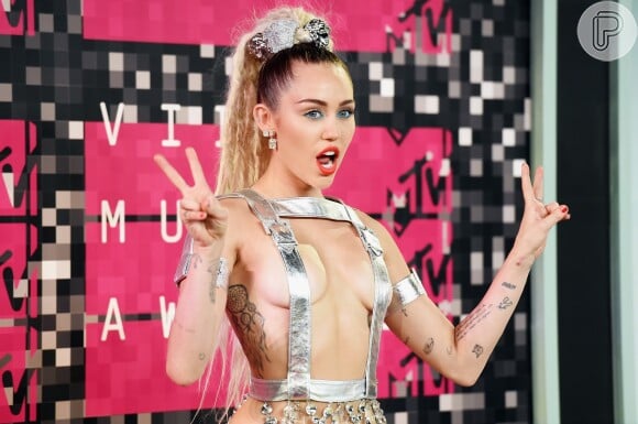 Miley Cyrus ousou no modelito escolhido para o Video Music Awards, da MTV, em Los Angeles