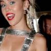 Miley Cyrus usou suspensório e um aplique enorme no VMA 2015