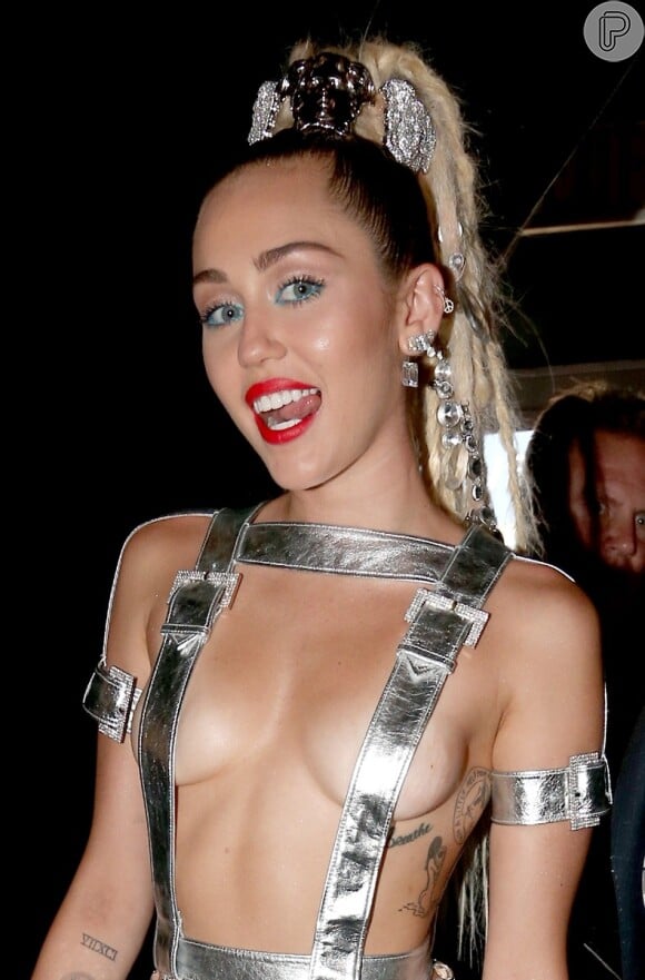 Miley Cyrus usou suspensório e um aplique enorme no VMA 2015