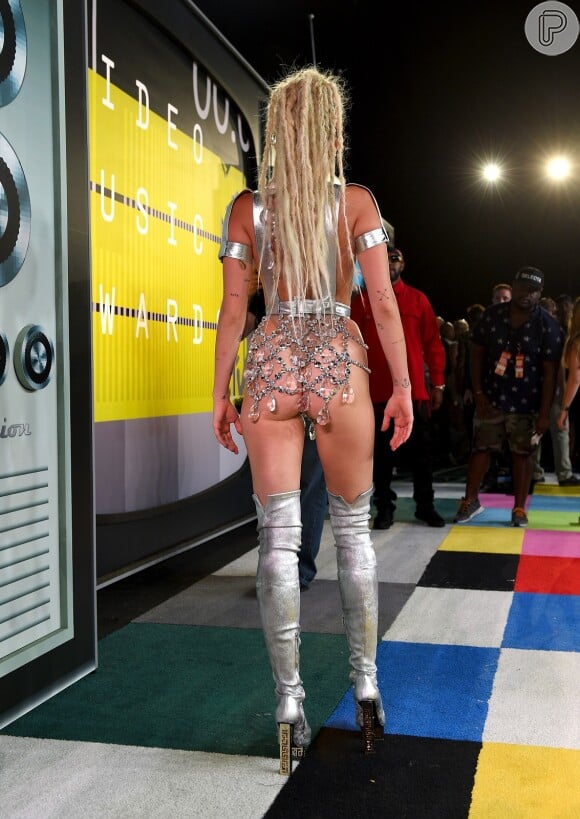 Miley Cyrus mostra a parte de trás do look para apresentar o VMA 2015