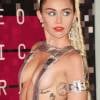 Miley Cyrus deixou tatuagens à mostra no VMA 2015, em Los Angeles