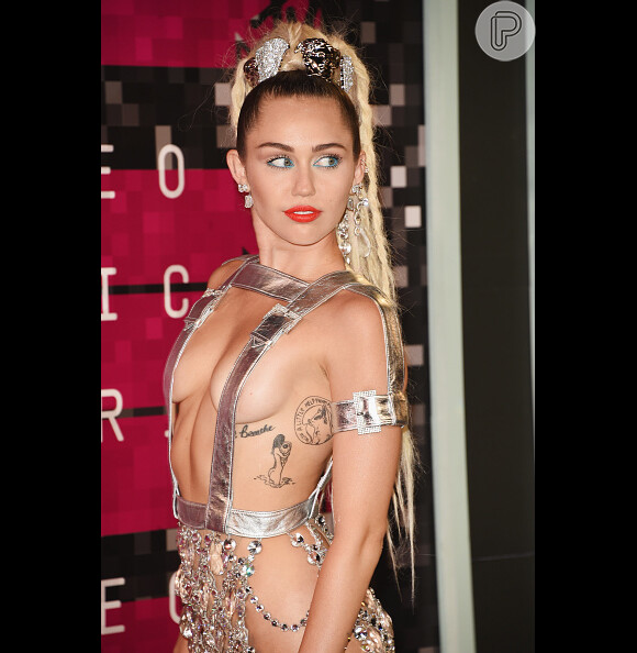 Miley Cyrus deixou tatuagens à mostra no VMA 2015, em Los Angeles