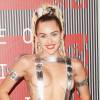 Miley Cyrus com look ousado na premiação da MTV, em Los Angeles