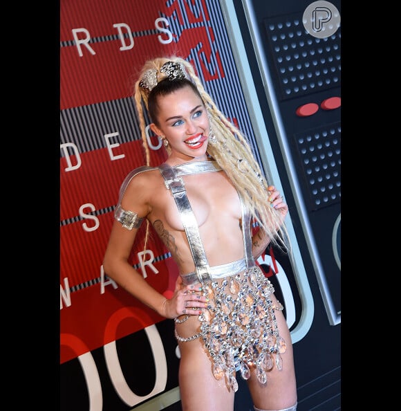 Miley Cyrus faz pose no VMA 2015, nos Estados Unidos