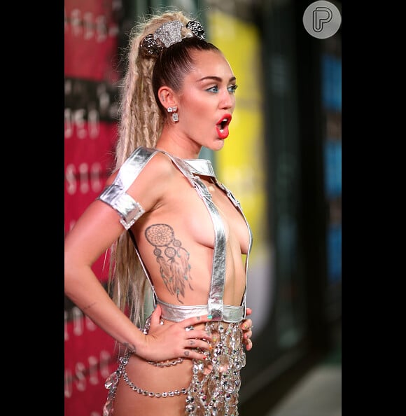 Caras, bocas e peitos de Miley Cyrus no VMA 2015, em Los Angeles